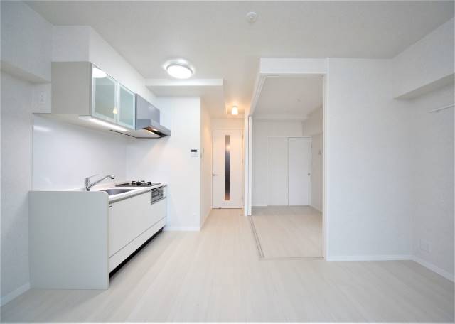 白を基調とした明るい雰囲気のお部屋です