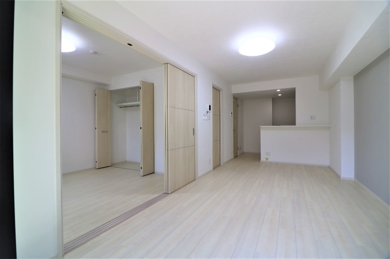白を基調とした明るいお部屋です