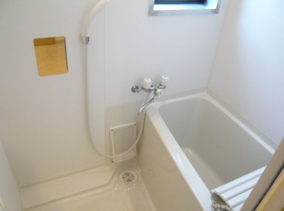 浴槽には窓があり湿気がこもりにくいです