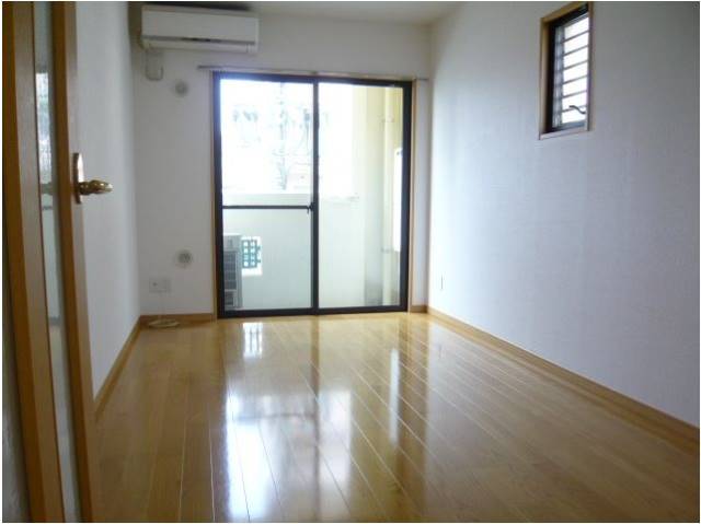 窓が大きく明るいです