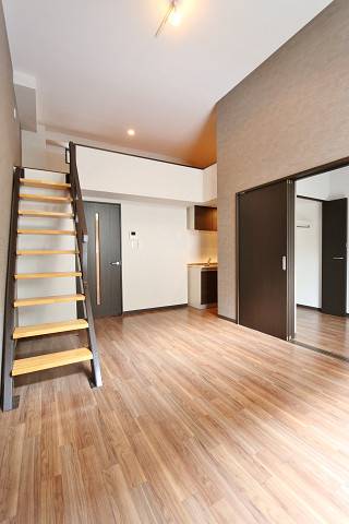 大きな窓が日を差し込んでくれます