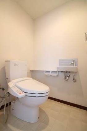 トイレには嬉しいウォシュレット機能付き