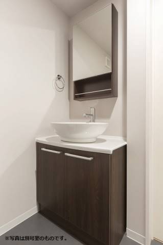 オシャレな独立洗面台。