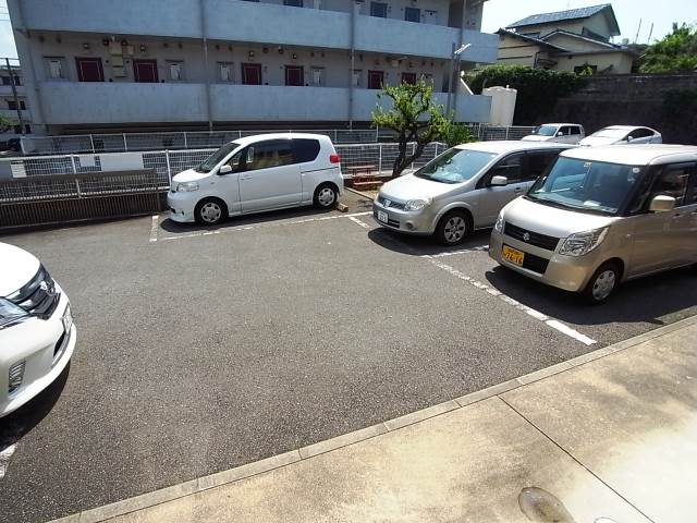 敷地内に無料駐車場もございます。