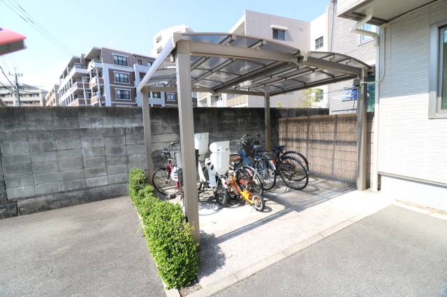 駐輪場屋根付きで安心です。
