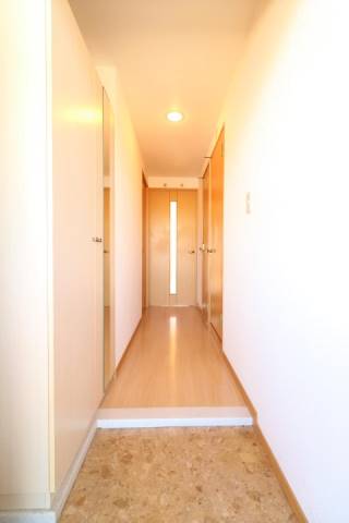 玄関から見るとこんな感じです