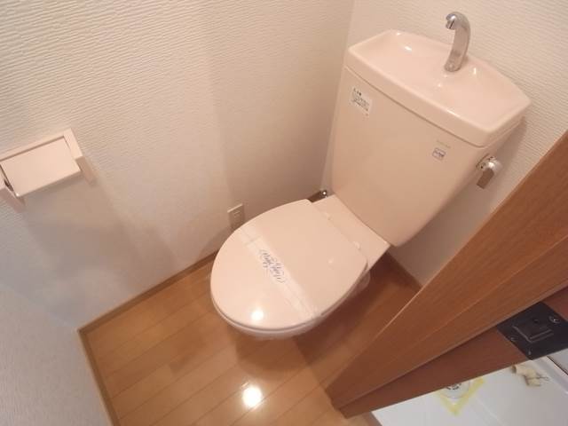 トイレ別です。