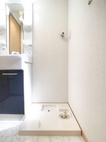 室内に洗濯機置場がございます