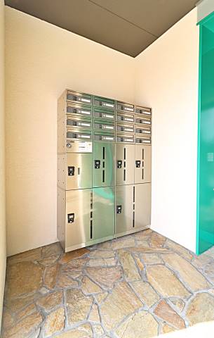 安心の集合ポストに嬉しい宅配ボックスです