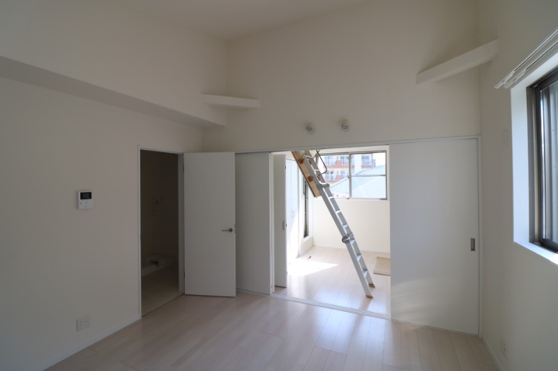 日当たり良好の明るいリビングです