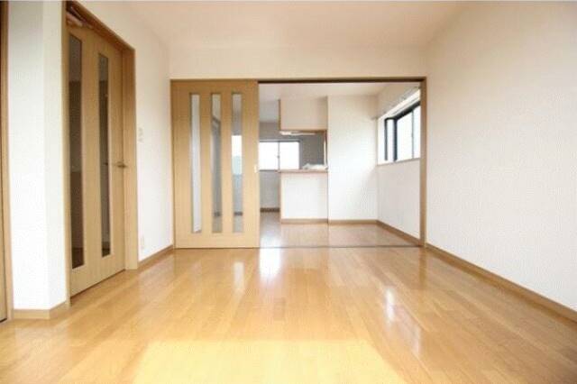 家具の配置に困らないリビングですね