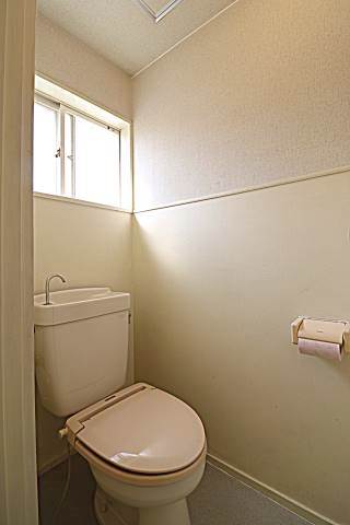 トイレにも窓があるので明るいです
