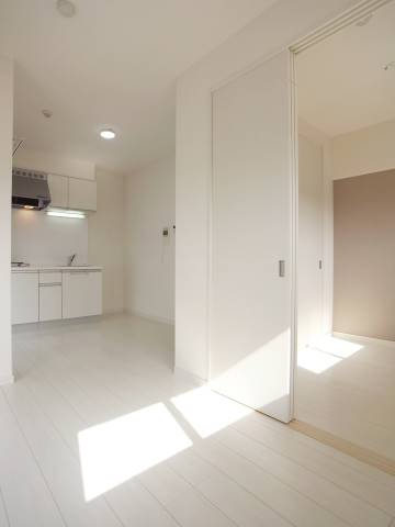 白を基調として、清潔感あふれるお部屋です