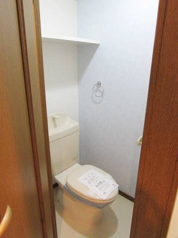 トイレには収納棚もあり便利