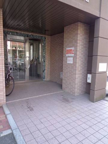 オートロック付きエントランスです