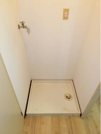 このお家賃には珍しい室内洗濯機。