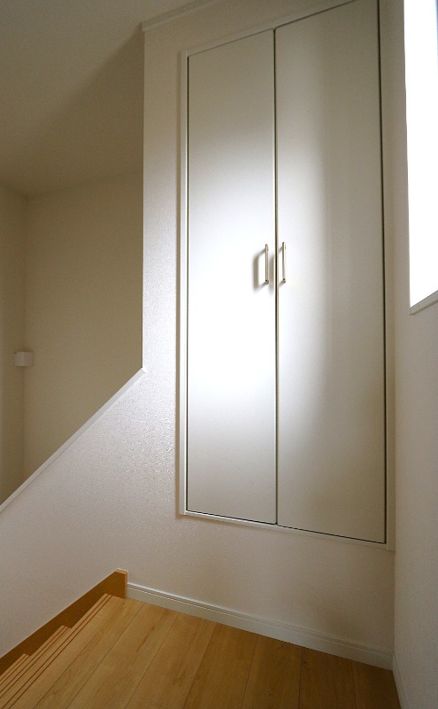 階段上がっても収納あり。