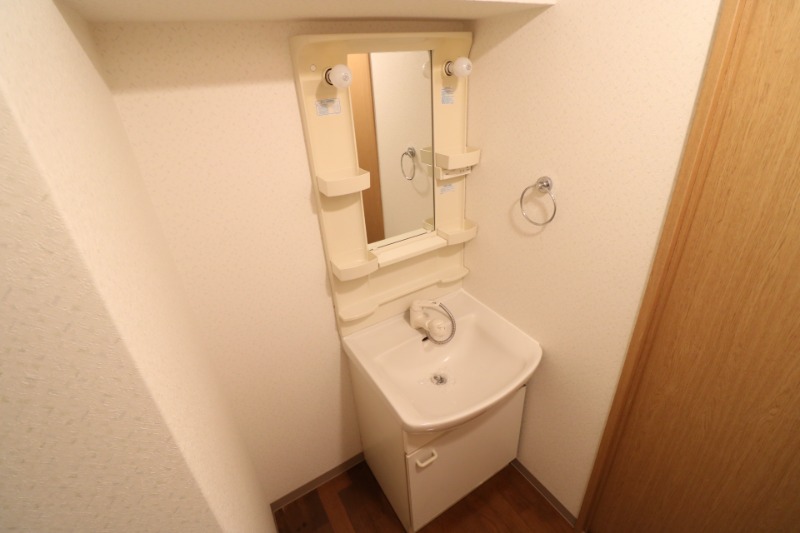 独立洗面台に脱衣所あります。