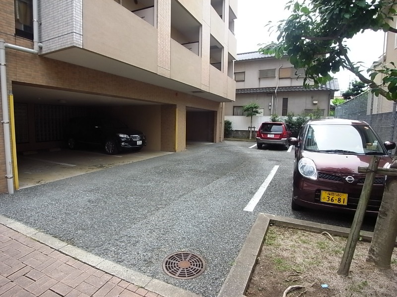 マンション1階部分に駐車場があります。