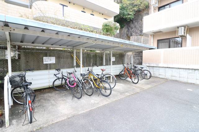 自転車はこちらへ停められます