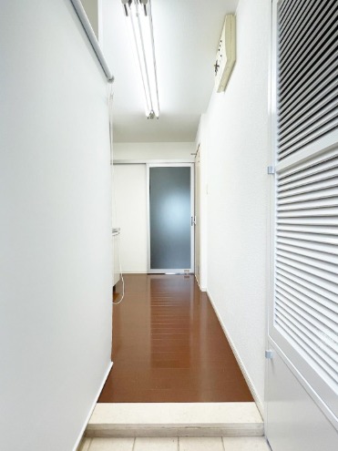 玄関から見るとこんな感じです