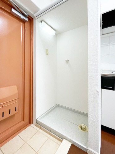 玄関横に洗濯機置場があります