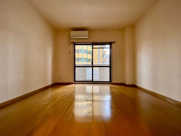 家具の配置に困らないリビングですね