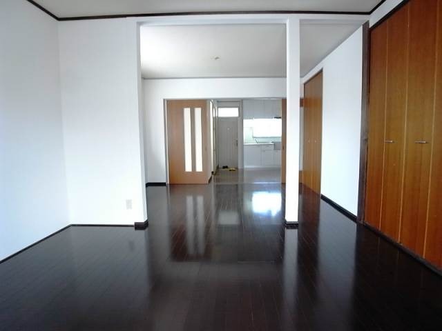 家具のレイアウトが楽しみになるリビングですね