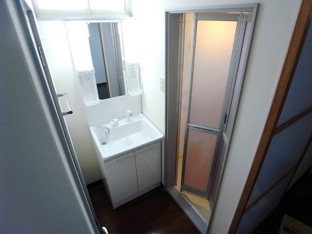 独立洗面台で朝の準備もバッチリです