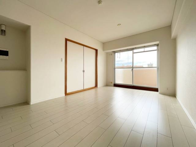 家具の配置に困らないリビングですね