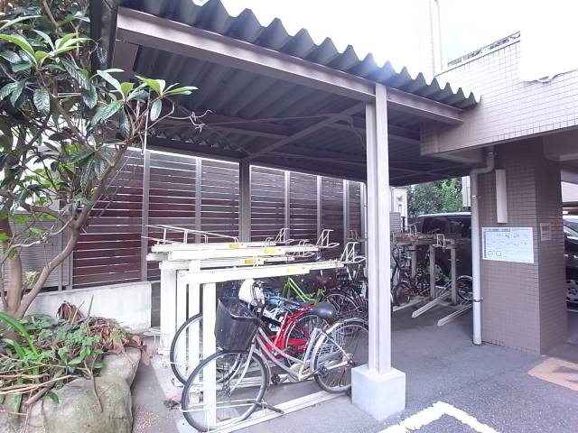 駐輪場は屋根付きです。