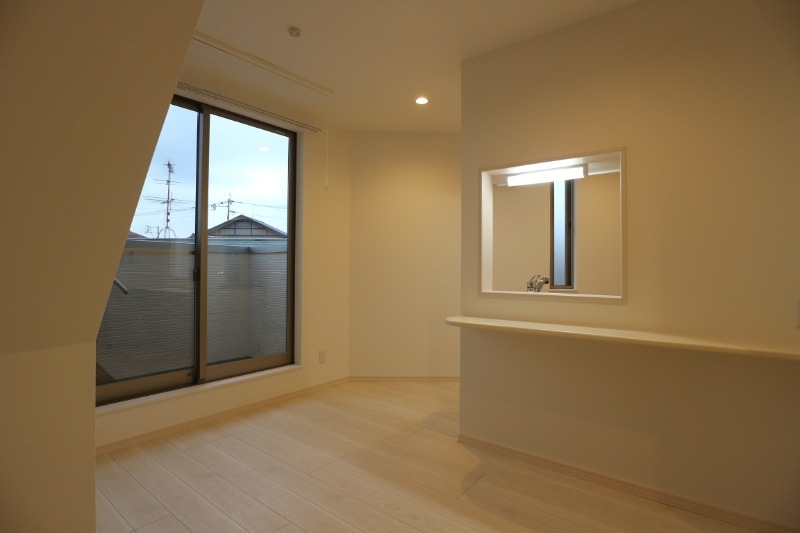 白基調の明るいリビングです