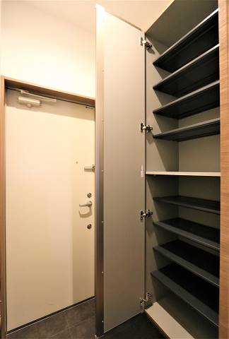 高さ調整できるシューズボックスです