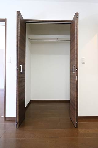 ウォークインクローゼットで収納抜群です。