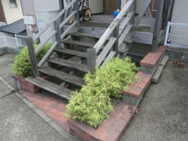玄関前に手すり付き階段あります