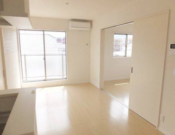 家具の配置に困らないリビングですね