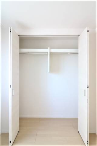 ロングコートもかけれる収納です