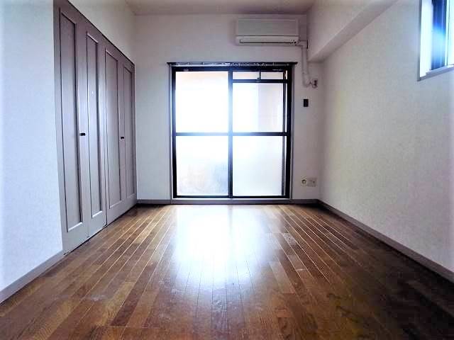 光がしっかり差し込む2面採光のお部屋です