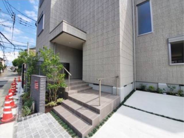 キレイなエントランスですよ