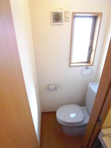 窓も付いている清潔感のあるトイレです