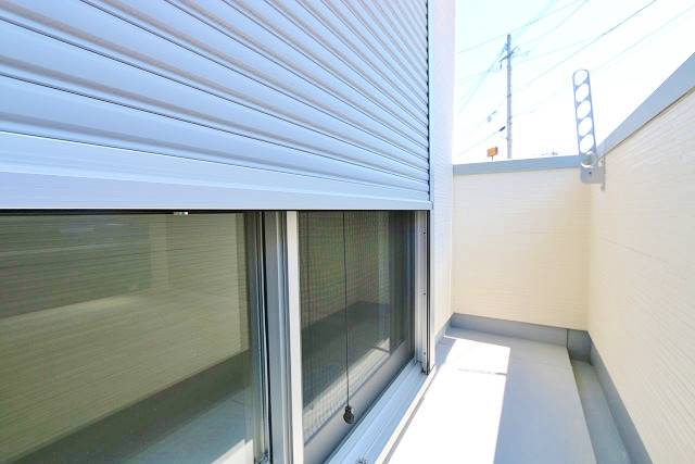 シャッター雨戸付きで雨風対策もばっちりです