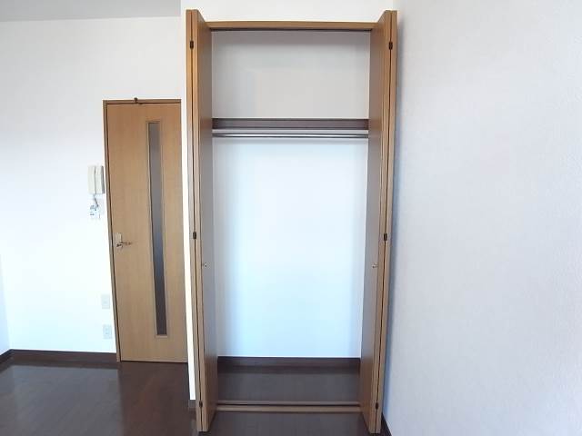 ロングコートもかけれる収納です