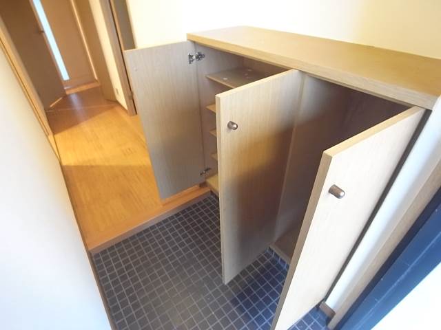 お靴はこちらへ