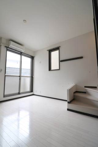 家具の配置に困らないリビングですね