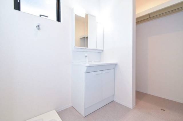 三面鏡付の独立洗面台です。