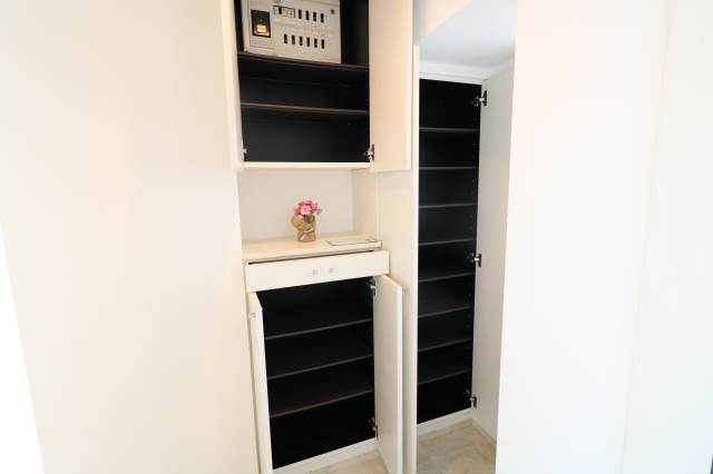 靴の多い方でも安心の収納量完備です