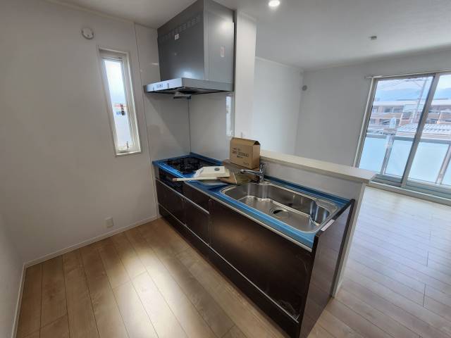 3口コンロ付きのカウンターキッチン。