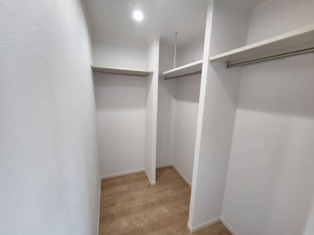 奥行きのあるウォークインクローゼット。