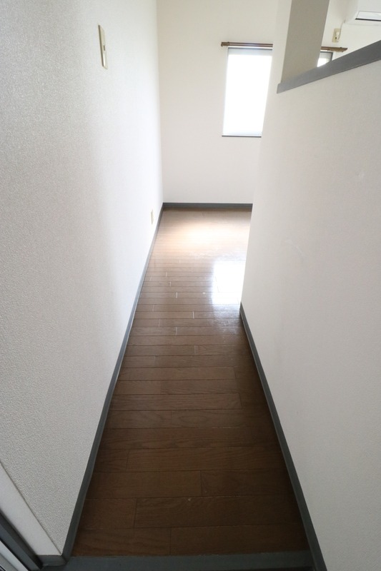 玄関からお部屋が見れないように仕切りがあります。