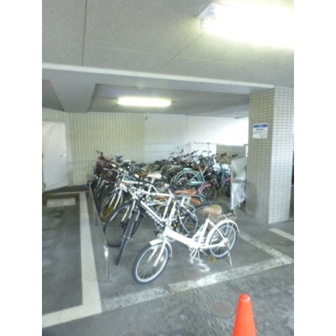 マンション1階部分に駐輪場があります